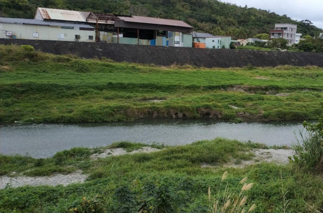 花蓮縣花蓮市國盛里美崙溪河床兩岸噴白沙，河岸沉積物側潰。(根據經濟部中央地質調查所, 2018)